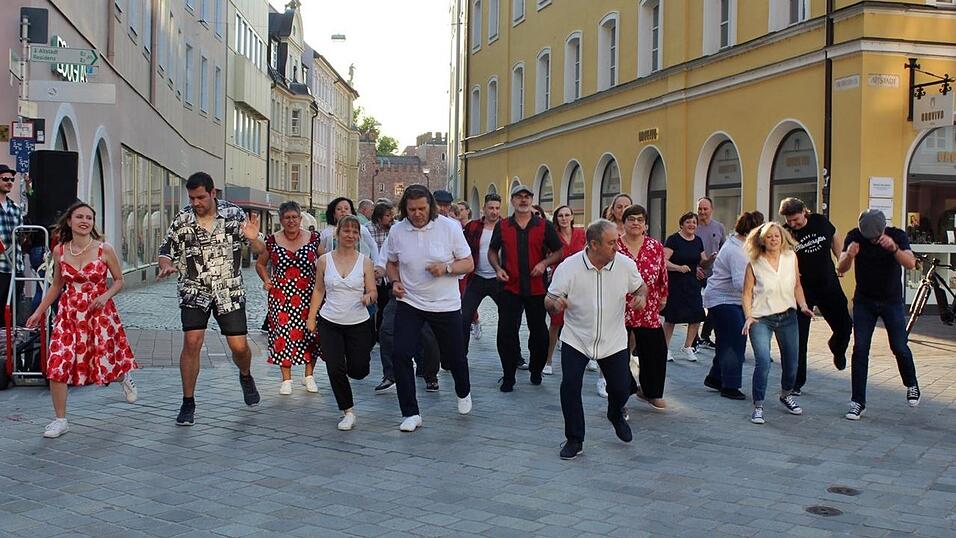 Die tanzbegeisterten Landshuterinnen und Landshuter legten eine hei&szlig;e Sohle aufs Parkett.