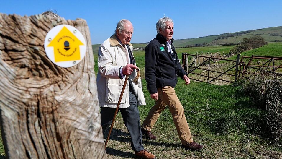 Gekleidet in Anzug und braunen Schuhen, wanderte der König gut zwei Kilometer an der Küste entlang. Gekleidet in Anzug und braunen Schuhen, wanderte der König gut zwei Kilometer an der Küste entlang.