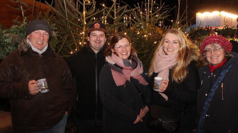 Die Perchtengruppe 'Frisinger Fratz'n' trat am Mittwochabend auf dem Landshuter Christkindlmarkt auf. Die Perchtengruppe 'Frisinger Fratz'n' trat am Mittwochabend auf dem Landshuter Christkindlmarkt auf.