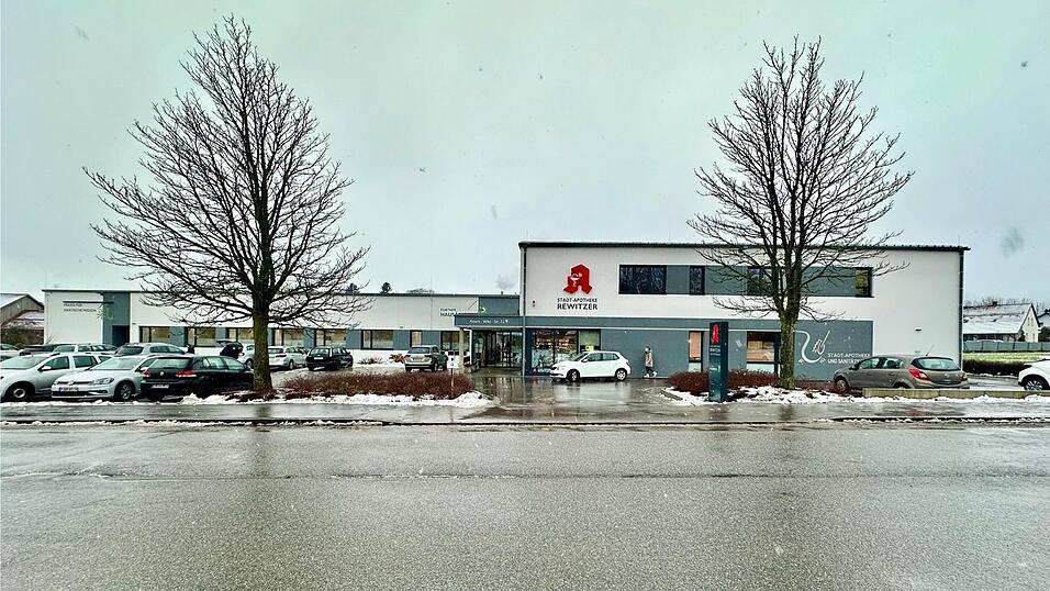 Ärztehaus und Apotheke an der Adam-Wild-Straße sind mit einem Sicherheitssystem ausgestattet. Dieses schreckte den Einbrecher offensichtlich auf. Ärztehaus und Apotheke an der Adam-Wild-Straße sind mit einem Sicherheitssystem ausgestattet. Dieses schreckte den Einbrecher offensichtlich auf.