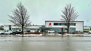 Ärztehaus und Apotheke an der Adam-Wild-Straße sind mit einem Sicherheitssystem ausgestattet. Dieses schreckte den Einbrecher offensichtlich auf.