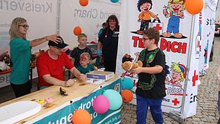 Beim Jugendrotkreuz konnten die Kinder den eigenen Teddy untersuchen lassen.