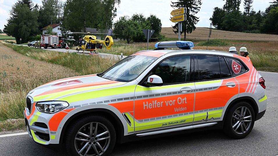 Ein 16-jähriger Leichtkraftradfahrer ist bei Velden laut Polizei schwer verletzt worden, nachdem ihm ein Traktor beim Abbiegen die Vorfahrt genommen hatte. Ein 16-jähriger Leichtkraftradfahrer ist bei Velden laut Polizei schwer verletzt worden, nachdem ihm ein Traktor beim Abbiegen die Vorfahrt genommen hatte.
