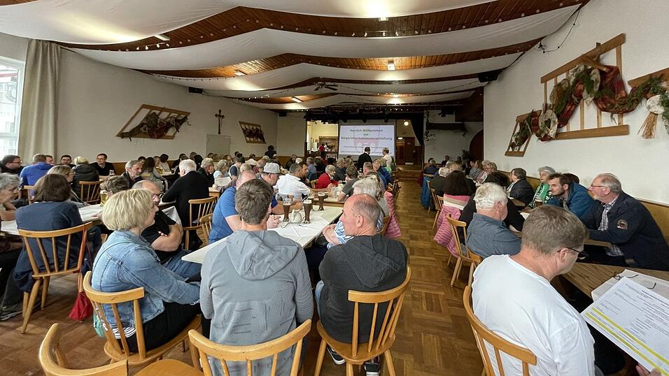 Etwa 200 Arnbrucker informierten sich &uuml;ber die zwei Standorte.