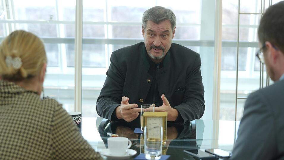 Trotz entsprechender Fernseh- und Videoauftritte: 'Eine Zweitkarriere als S&auml;nger ist nicht geplant', beruhigt Ministerpr&auml;sident Markus S&ouml;der (M.) im Gespr&auml;ch mit den Redakteuren Markus Peherstorfer und Natalie Kettinger in der Staatskanzlei in M&uuml;nchen.