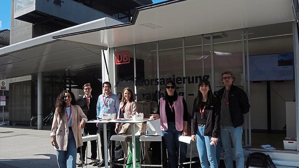 In Plattling informierte die DB InfraGO mit Projektleiterin Aslihan Gebhart (l.), Tobias Schmalzl (3.v.l.) von der Bayerischen Eisenbahngesellschaft (BEG) und weitere DB-Mitarbeiter &uuml;ber die bevorstehende Sanierung der Bahnstrecke zwischen Obertraubling und Passau.