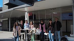 In Plattling informierte die DB InfraGO mit Projektleiterin Aslihan Gebhart (l.), Tobias Schmalzl (3.v.l.) von der Bayerischen Eisenbahngesellschaft (BEG) und weitere DB-Mitarbeiter &uuml;ber die bevorstehende Sanierung der Bahnstrecke zwischen Obertraubling und Passau.