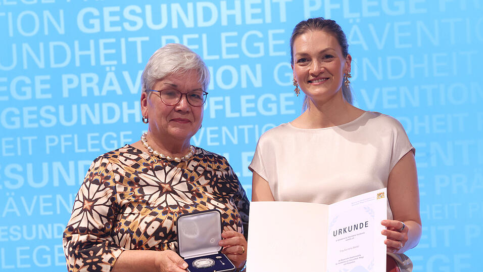 Kornelia Wedel (links) mit der Staatsmedaille für Verdienste um Gesundheit und Pflege, die ihr Staatsministerin Judith Gerlach überreichte. Kornelia Wedel (links) mit der Staatsmedaille für Verdienste um Gesundheit und Pflege, die ihr Staatsministerin Judith Gerlach überreichte.