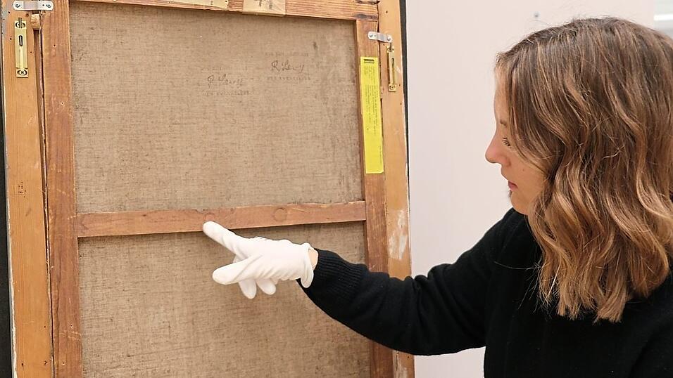 Natascha Mazur erkundet den Hintergrund von Kunstwerken. Natascha Mazur erkundet den Hintergrund von Kunstwerken.
