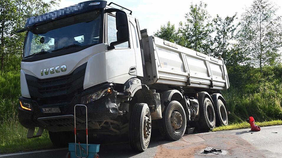 Bei dem Unfall verletzten sich drei Personen, einschließlich der Unfallverursacherin.