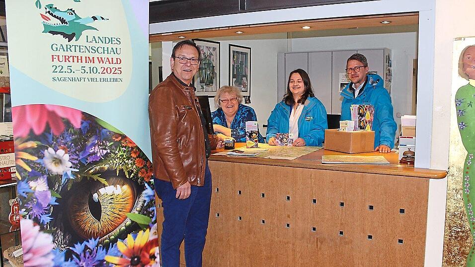 Hier gibt es Karten: Bürgermeister Franz Wittmann (v.l.), mit Annemarie Tremmel von der Tourist-Info, Anja Ringelstetter und Josef Beer. Hier gibt es Karten: Bürgermeister Franz Wittmann (v.l.), mit Annemarie Tremmel von der Tourist-Info, Anja Ringelstetter und Josef Beer.