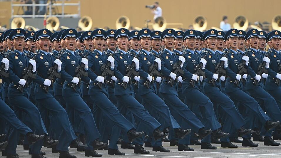 Soldaten der Volksbefreiungsarmee laufen bei einer Probe vor der großen Militärparade in Peking am Platz des Himmlischen Friedens vorbei.