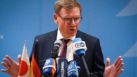 Bundesaußenminister Johann Wadephul hat seine eigentlich für diese Woche geplante Reise nach China kurzfristig verschoben. Nach Angaben des Auswärtigen Amtes hatte Peking außer einem Treffen mit seinem Amtskollegen Wang Yi keine hinreichenden weiteren Termine bestätigt. Bundesaußenminister Johann Wadephul hat seine eigentlich für diese Woche geplante Reise nach China kurzfristig verschoben. Nach Angaben des Auswärtigen Amtes hatte Peking außer einem Treffen mit seinem Amtskollegen Wang Yi keine hinreichenden weiteren Termine bestätigt.