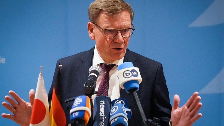 Bundesaußenminister Johann Wadephul hat seine eigentlich für diese Woche geplante Reise nach China kurzfristig verschoben. Nach Angaben des Auswärtigen Amtes hatte Peking außer einem Treffen mit seinem Amtskollegen Wang Yi keine hinreichenden weiteren Termine bestätigt. Bundesaußenminister Johann Wadephul hat seine eigentlich für diese Woche geplante Reise nach China kurzfristig verschoben. Nach Angaben des Auswärtigen Amtes hatte Peking außer einem Treffen mit seinem Amtskollegen Wang Yi keine hinreichenden weiteren Termine bestätigt.