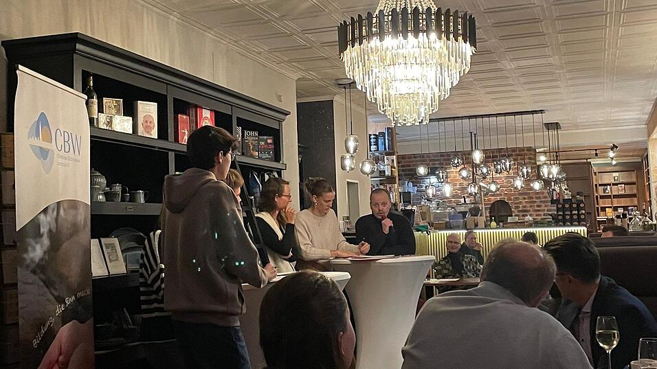 Drei Mal pro, drei Mal contra: Die Diskutanten tragen abwechselnd ihre Argumente vor - dann entscheidet eine Jury anhand eines Bewertungsbogens, wer überzeugender war.