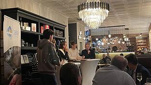 Drei Mal pro, drei Mal contra: Die Diskutanten tragen abwechselnd ihre Argumente vor - dann entscheidet eine Jury anhand eines Bewertungsbogens, wer überzeugender war.