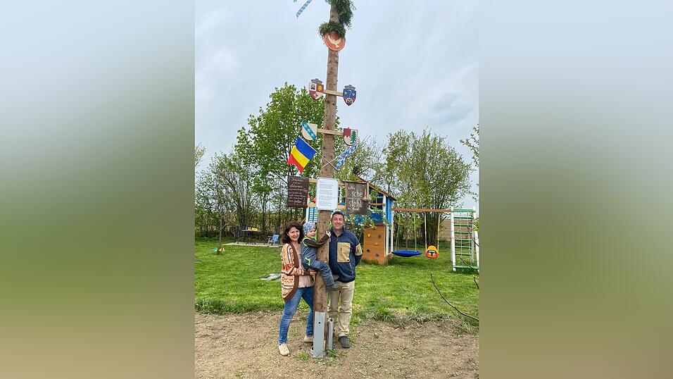 Die Familie Ried aus Mirskofen hat ihren eigenen Maibaum aufgestellt.