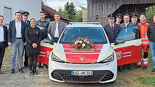 Das neue Fahrzeug der FFW Großaign mit den Ehrengästen. Das neue Fahrzeug der FFW Großaign mit den Ehrengästen.