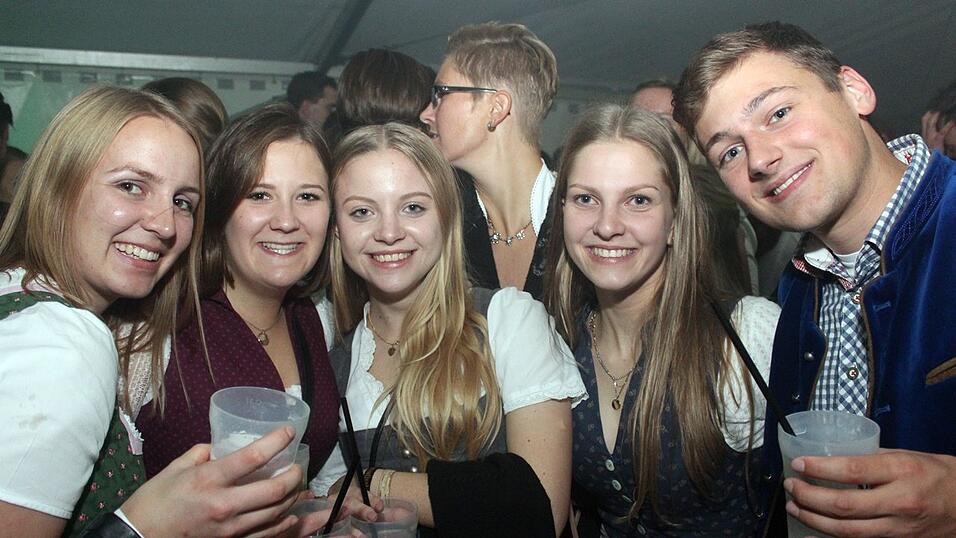 Die besten Bilder vom Wein- und Wei&szlig;bierfest des Burschenvereins Arth und der M&auml;dchengruppe.