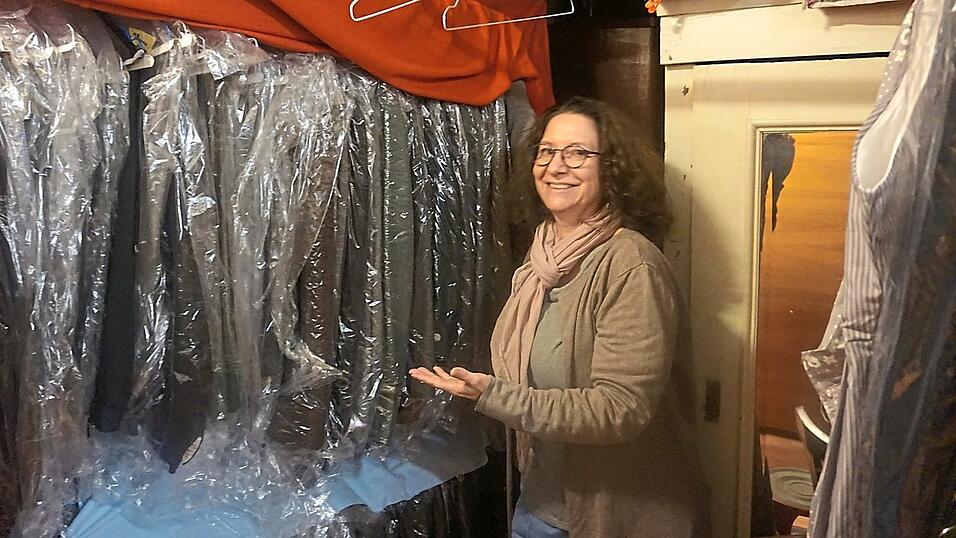 Trachtenjanker in verschiedenen Größen. Alles ordentlich sortiert.