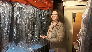 Trachtenjanker in verschiedenen Größen. Alles ordentlich sortiert.