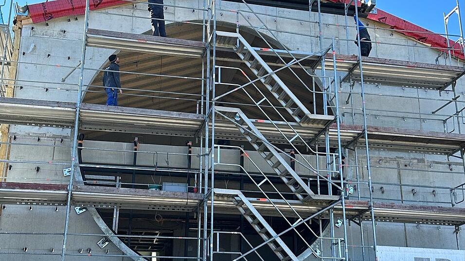 Das große Panoramafenster im Liebl-Neubau hat einen Durchmesser von sieben Metern. Am Dienstag wurden die Stahlrahmen eingesetzt. Das große Panoramafenster im Liebl-Neubau hat einen Durchmesser von sieben Metern. Am Dienstag wurden die Stahlrahmen eingesetzt.