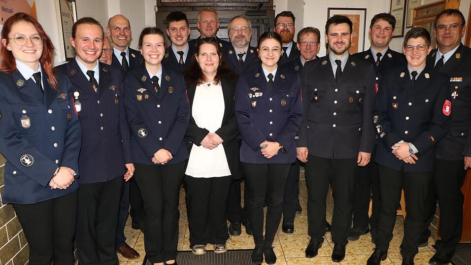 Die neue Vorstandschaft zusammen mit den &uuml;bergeordneten F&uuml;hrungskr&auml;ften und dem wiedergew&auml;hlten Vorsitzenden Markus Liebl (Mitte)