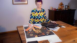 Mit über 18 Jahren Erfahrung als Diplom-Grafikdesignerin ist Martina Dobrindt das „Ass für Grafik und Design“ bei der Apex Ideenschmiede, einem siebenköpfigen Team, das als Hobby neue Spiele entwickelt. Mit über 18 Jahren Erfahrung als Diplom-Grafikdesignerin ist Martina Dobrindt das „Ass für Grafik und Design“ bei der Apex Ideenschmiede, einem siebenköpfigen Team, das als Hobby neue Spiele entwickelt.