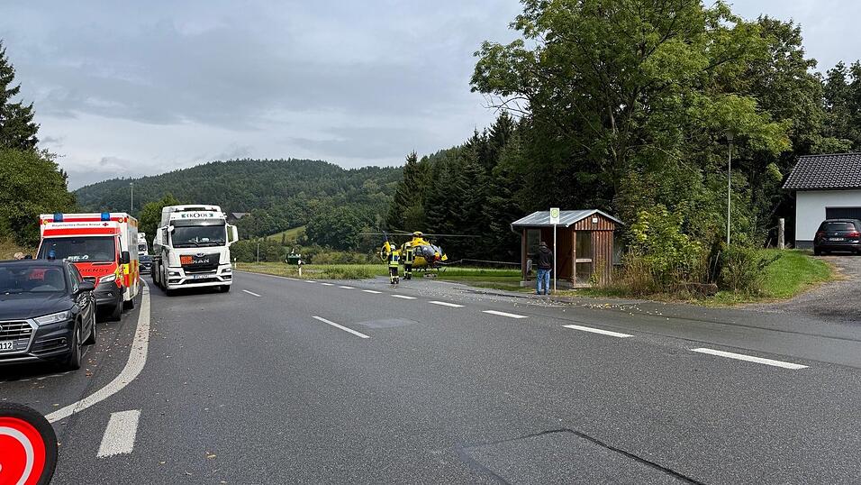 Ein 76-Jähriger geriet aus bisher ungeklärter Ursache unter sein Auto. Ein Rettungshubschrauber bringt ihn ins Klinikum nach Straubing. Ein 76-Jähriger geriet aus bisher ungeklärter Ursache unter sein Auto. Ein Rettungshubschrauber bringt ihn ins Klinikum nach Straubing.