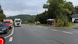 Ein 76-Jähriger geriet aus bisher ungeklärter Ursache unter sein Auto. Ein Rettungshubschrauber bringt ihn ins Klinikum nach Straubing.