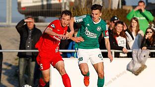 Maximilian L&uuml;ftl (rechts) spielte fr&uuml;her f&uuml;r Schalding-Heining. Das Bild ist aus dem Jahr 2016, als der k&uuml;nftige Schalker auf die W&uuml;rzburger Kickers (in Rot) getroffen ist.&nbsp;