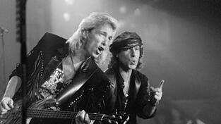 Ex-Bassist Francis Buchholz (l.) mit Scorpions-Frontmann Klaus Meine 1991 in Frankfurt am Main. (Archivbild)