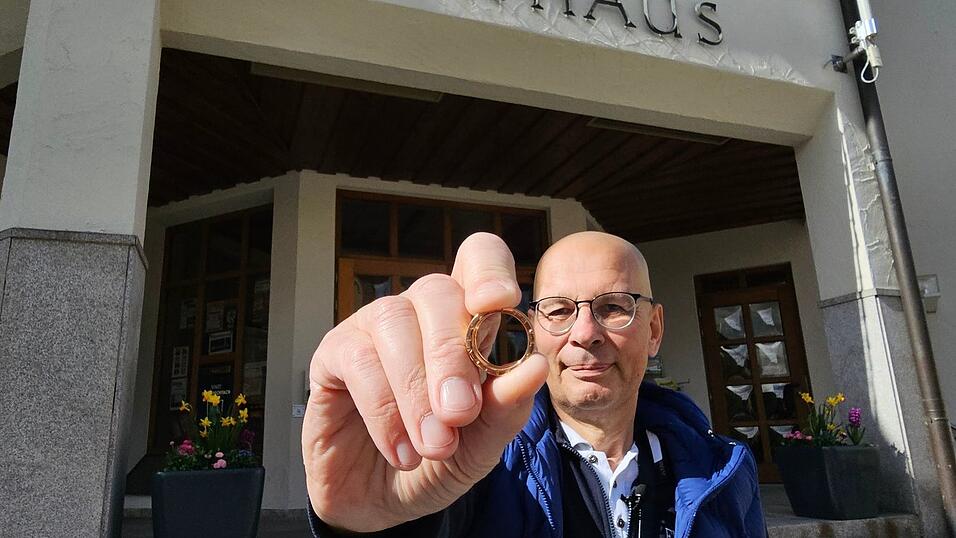 Ein Ehering ist nach einer kleinen Odyssee durch Nordbayern wieder bei seinem Berliner Besitzer angekommen.
