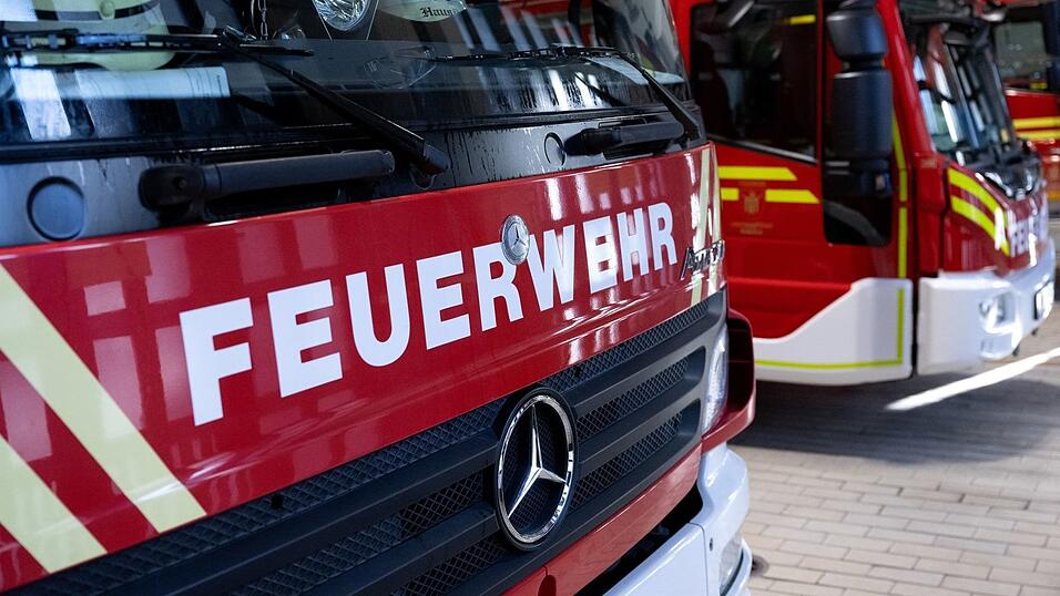 Die Feuerwehr musste den Dachstuhl mit einem Bagger abtragen, um den Brand zu kontrollieren. (Symbolbild)