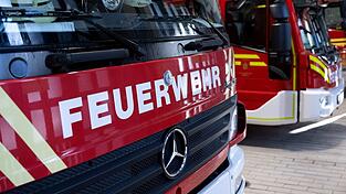 Die Feuerwehr musste den Dachstuhl mit einem Bagger abtragen, um den Brand zu kontrollieren. (Symbolbild)