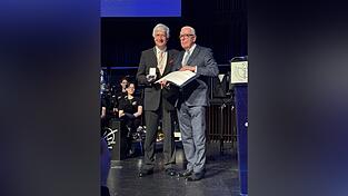 Der Regensburger Orthopädie-Professor Joachim Grifka wurde mit der Paracelsus-Medaille ausgezeichnet. Der Regensburger Orthopädie-Professor Joachim Grifka wurde mit der Paracelsus-Medaille ausgezeichnet.