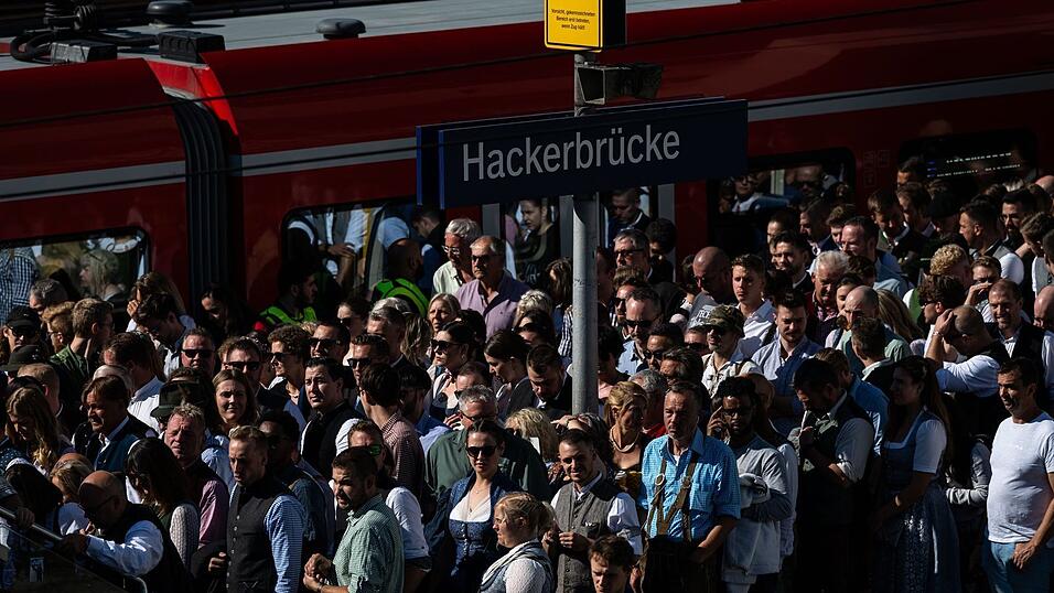 Während der Wiesn herrscht am Halt Hackerbrücke oft dichtes Gedränge. (Archivbild) Während der Wiesn herrscht am Halt Hackerbrücke oft dichtes Gedränge. (Archivbild)