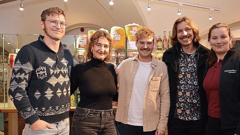 Kilian von Stackelberg (Technischer Betriebsleiter der Rosenhof Lichtspiele), die Schauspieler Corinna Blädel und Thomas J. Heim sowie Regisseur Mark Lohr mit Kino-Chefin Verena Dollinger (v.l.). Kilian von Stackelberg (Technischer Betriebsleiter der Rosenhof Lichtspiele), die Schauspieler Corinna Blädel und Thomas J. Heim sowie Regisseur Mark Lohr mit Kino-Chefin Verena Dollinger (v.l.).