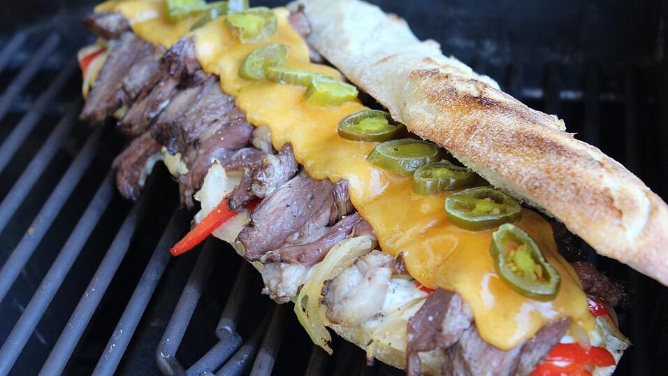 Nichts für die schlanke Linie, aber verdammt lecker: das Philadelphia Cheese Steak Sandwich.