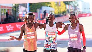 Jacob Kiplimo (M) aus Uganda hat den Chicago-Marathon gewonnen.