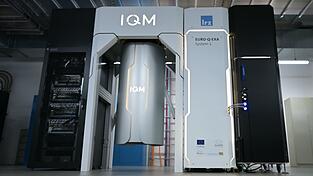 Der im Februar in Betrieb genommene Quantencomputer Euro-Q-Exa im Leibniz-Rechenzentrums der  Bayerischen Akademie der Wissenschaften. Die Quantentechnologie schreitet rasch voran. (Archiv)