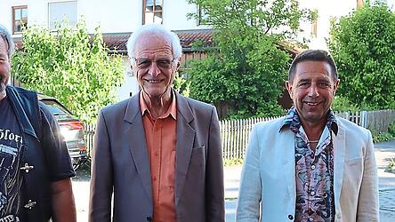 Die neue Vorstandschaft des AfD-Ortsverbandes Moosburg a.d. Isar (von links): Thomas Gliffe (stv. Vorsitzender), Dr. Manfred Ludwigs (1. Vorsitzender) und Wolfgang Berghammer (Schatzmeister/Schriftf&uuml;hrer).