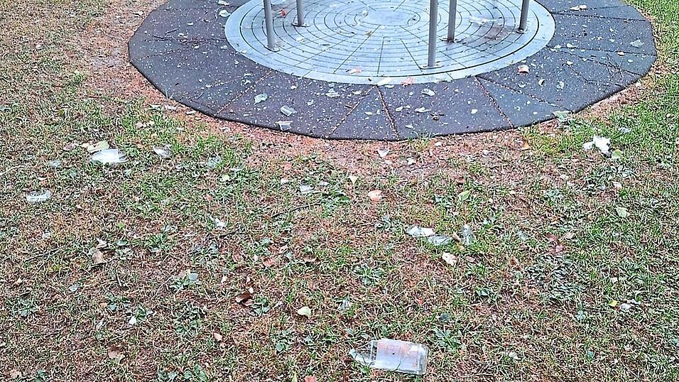 Mit Scherben und Glassplittern übersät ist der Spielplatz. Es wird zur Vorsicht aufgerufen, da nicht alle Splitter entfernt werden konnten. Mit Scherben und Glassplittern übersät ist der Spielplatz. Es wird zur Vorsicht aufgerufen, da nicht alle Splitter entfernt werden konnten.