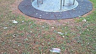 Mit Scherben und Glassplittern übersät ist der Spielplatz. Es wird zur Vorsicht aufgerufen, da nicht alle Splitter entfernt werden konnten. Mit Scherben und Glassplittern übersät ist der Spielplatz. Es wird zur Vorsicht aufgerufen, da nicht alle Splitter entfernt werden konnten.
