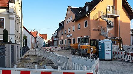 Die Wanderbaustelle auf der Oberen Hauptstraße bewegt sich augenblicklich auf Höhe des Rosenwirts und der Druckerei Butt. Die Wanderbaustelle auf der Oberen Hauptstraße bewegt sich augenblicklich auf Höhe des Rosenwirts und der Druckerei Butt.