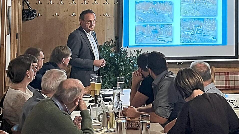 Josef Schütz präsentierte aktuelle Daten der Verwaltung. Neben 29 Hochzeiten und 32 Geburten gibt es Neues bei den Bauvorhaben der Stadt. Der Bürgermeister zeigte den Waldspielplatz beim Baugebiet Am Brand, der im vergangenen Jahr im November in Betrieb ging. Josef Schütz präsentierte aktuelle Daten der Verwaltung. Neben 29 Hochzeiten und 32 Geburten gibt es Neues bei den Bauvorhaben der Stadt. Der Bürgermeister zeigte den Waldspielplatz beim Baugebiet Am Brand, der im vergangenen Jahr im November in Betrieb ging.