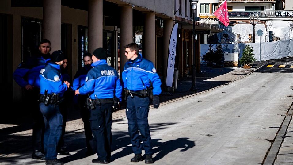 Die Polizei &auml;u&szlig;ert sich nicht zu Spekulationen &uuml;ber die Ursache f&uuml;r das Feuer.
