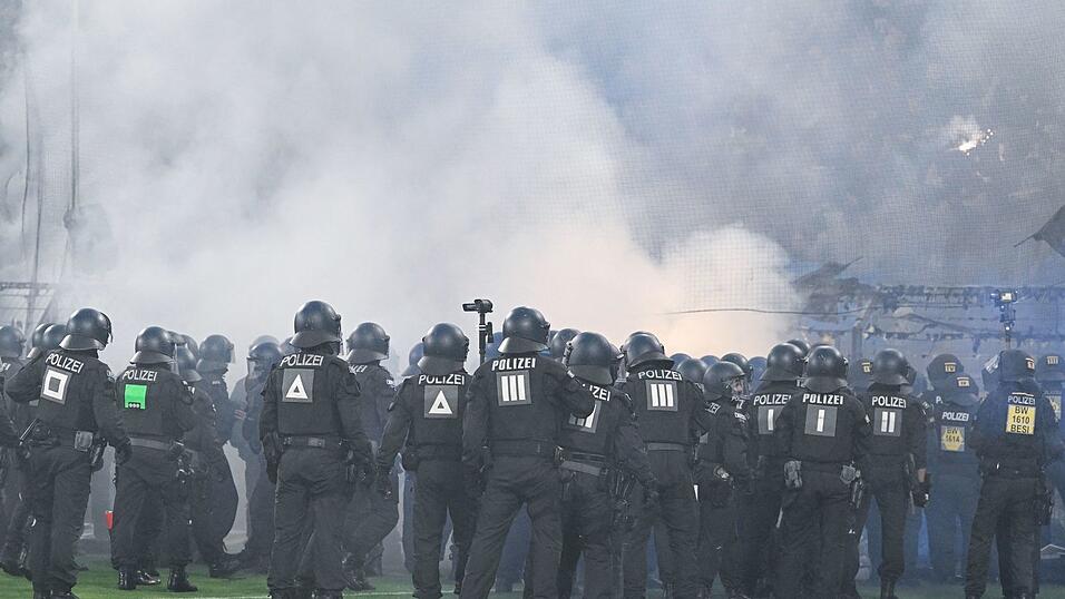 Mussten eingreifen: Polizisten stürmten auch den Mannheimer Block. Mussten eingreifen: Polizisten stürmten auch den Mannheimer Block.