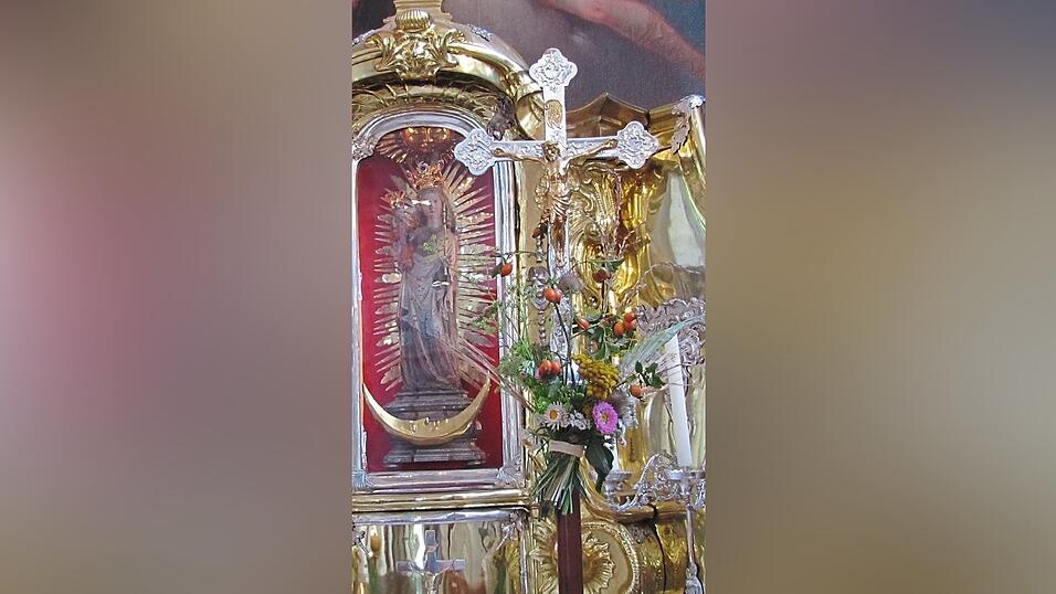 Auch das Kreuz war kunstvoll mit Kr&auml;utern und Blumen geschm&uuml;ckt; darum hatte sich eine Mettinger Floristikmeisterin gek&uuml;mmert.