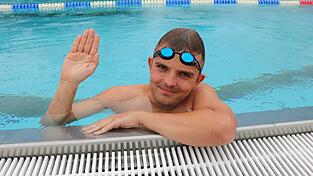 Dorian fühlt sich im Wasser am wohlsten – auch wenn gerade um ihn herum Regentropfen ins Becken prasseln.